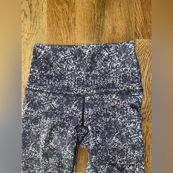 Navy patterned Lululemon leggings - Picture 5 of 7